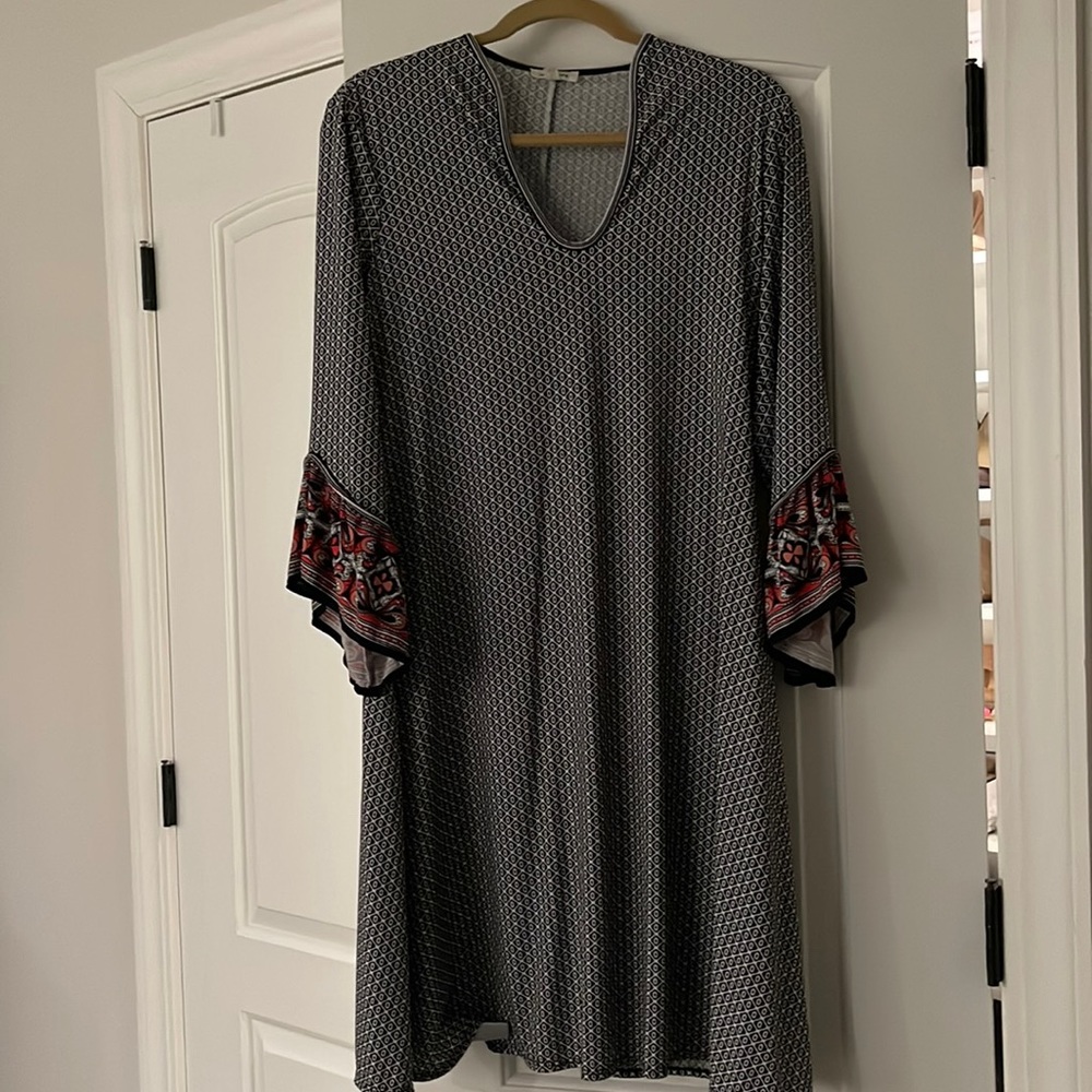 Back& white 3/4 sleeve. Sleeve have red, white and black